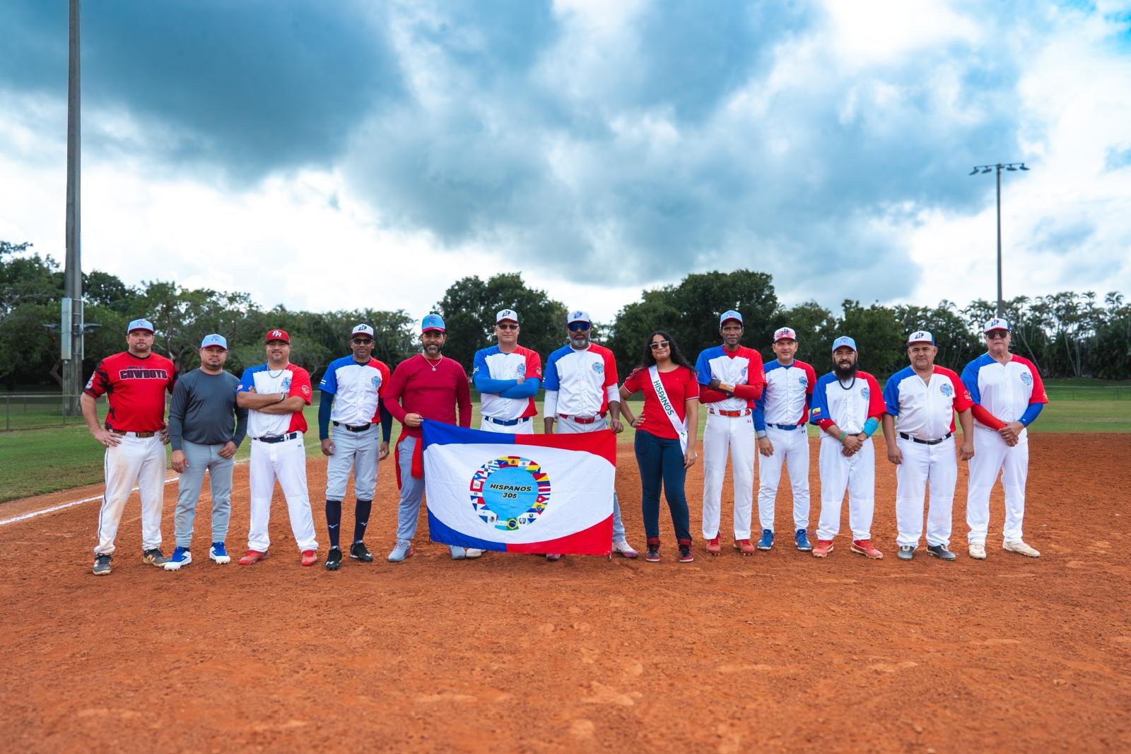 Equipo Hispanos participa en la inauguración de la Temporada Primavera 2026